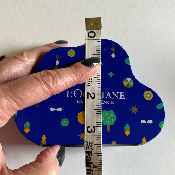 L'Occitane En Provence lip balms and facial cleanser in Holiday tin - Picture 7 of 8